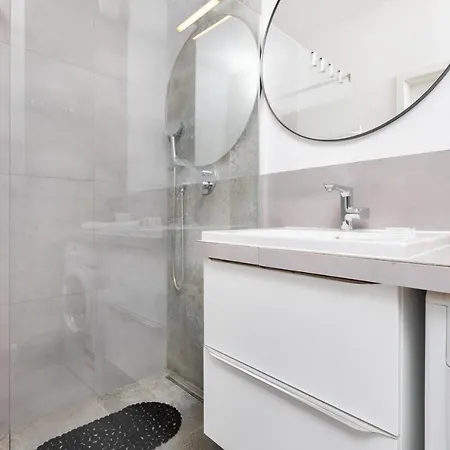 Deluxe Sucha By Renters 아파트 *